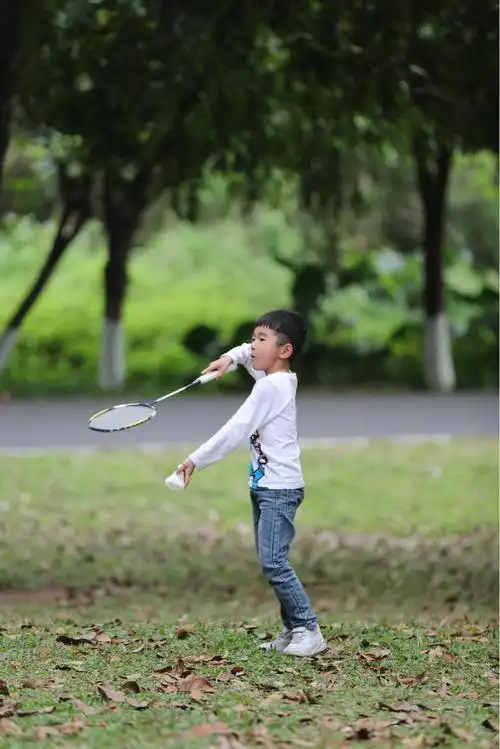 周末公园打羽毛球