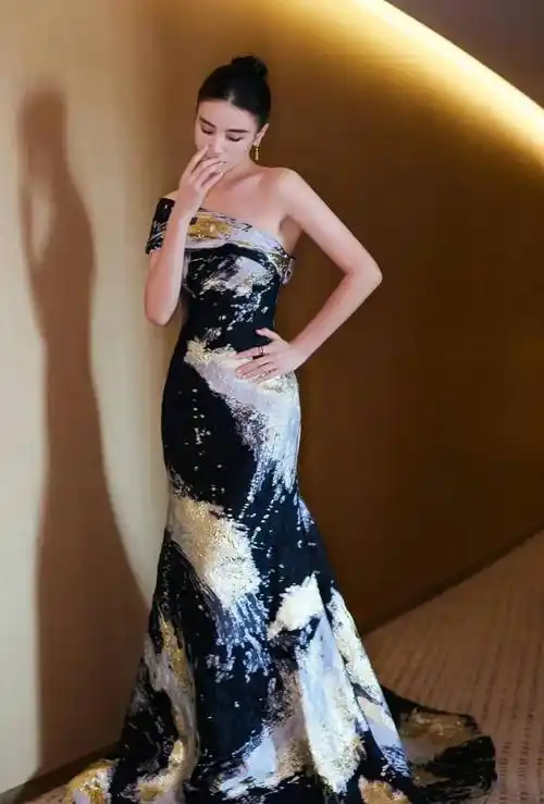 小宋佳不愧为演员中的时尚女王,西装又美又飒,礼服裙风情万种_魅力