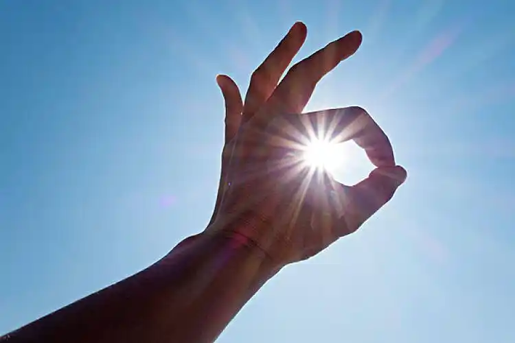 蓝天下太阳和手势_高清图片_全景视觉