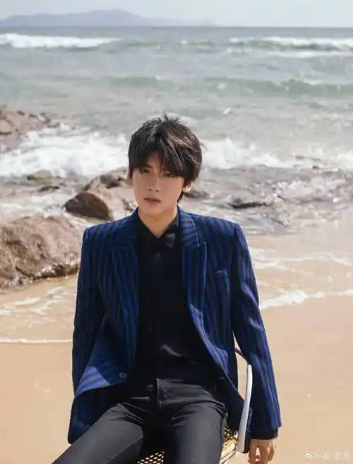 翟潇闻晒西装自拍#翟潇闻晒出两张西装自拍,咱们就是说帅哥不愧是