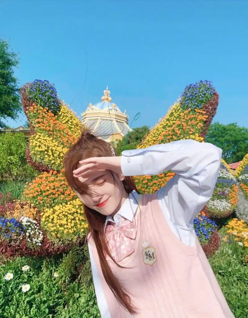 鞠婧祎 迪士尼乐园照 | 桃粉针织马甲,与雾蓝百褶裙,简单半扎马尾,鞠