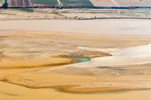 河南省濮阳市黄河渠村段,河水在沙滩上流过的痕迹似一幅幅写意画