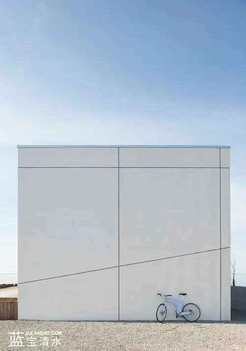 安静的纯白色清水混凝土大宅表现出混凝土不一