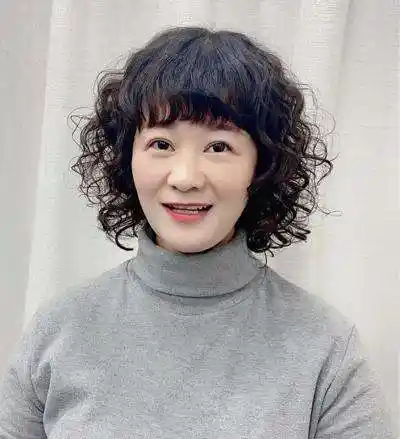 六十岁的老年女性怎样烫发好看?9款减龄的卷发,时髦洋气又大气插图12