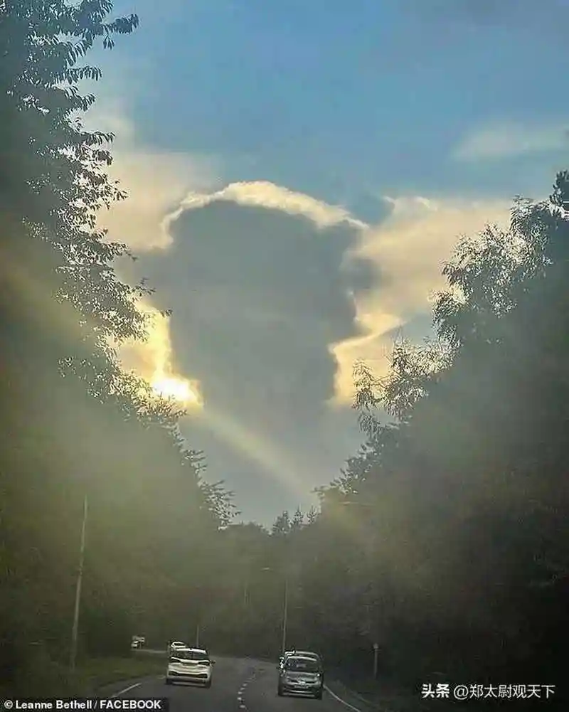 英国天空惊现"女王升天图"!