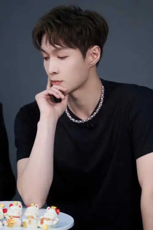 240330 | 工作室更新《盒子里的猫》第一期 张艺兴高清图片15p