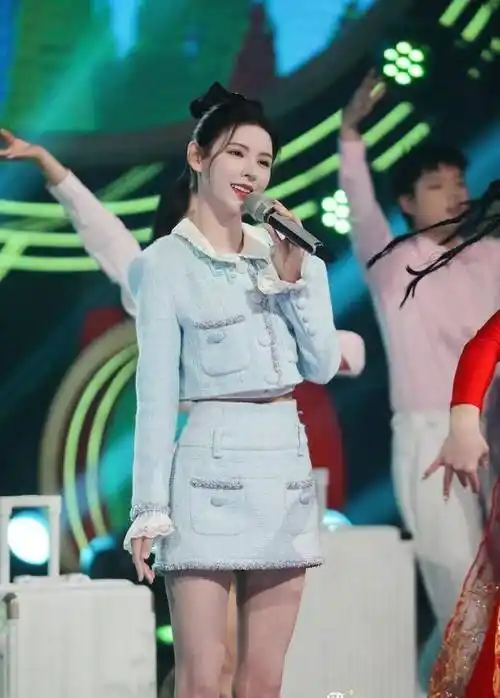 因为张予曦的体重只有43公斤,身高有168公分,当然也很合适,穿起来更加