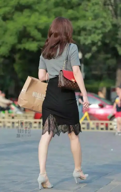 街拍:1米78小姐姐穿黑色蕾丝半身裙搭配高跟鞋,时尚高人一等