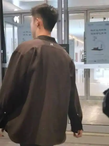 今天的第二套造型背影/行走饭直接吃饱饱,嗝～黄景瑜超话@johnny