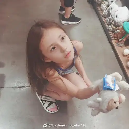 安利一个微博上看见的混血萝莉小女孩