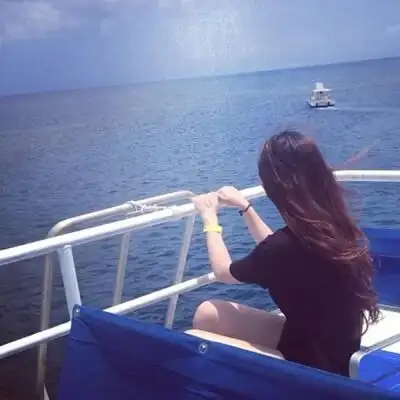 头像女背影大海