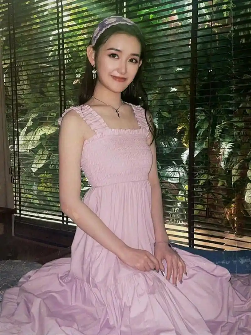 百元碎花吊带很夏天 刷到蒋依依高考祝福视频,淡妆麻花辫就很美,整理