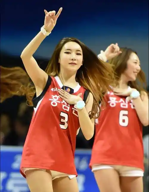 国外篮球场的璀璨星光十大拉拉队女神风采