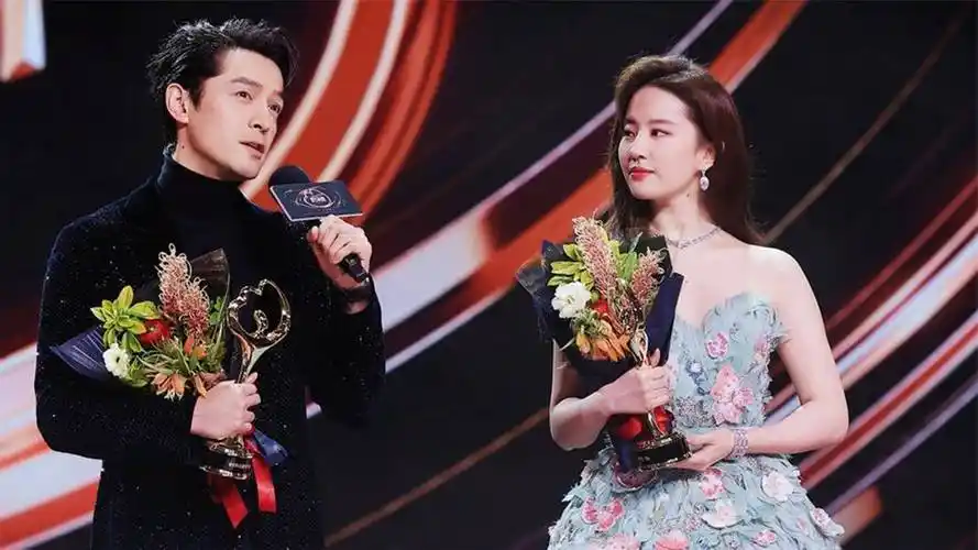 杨幂后台巧遇胡歌,注意胡歌的下意识反应?