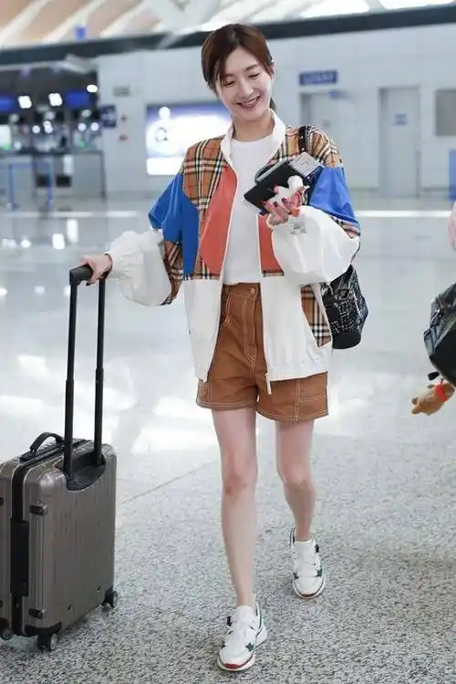 有种耐看叫江疏影出门打扮低调穿短裤小鸟腿真惹眼