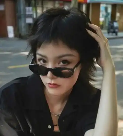 女生剪什么发型帅气 狼尾短发帅出天际_时尚发型 - 美发站