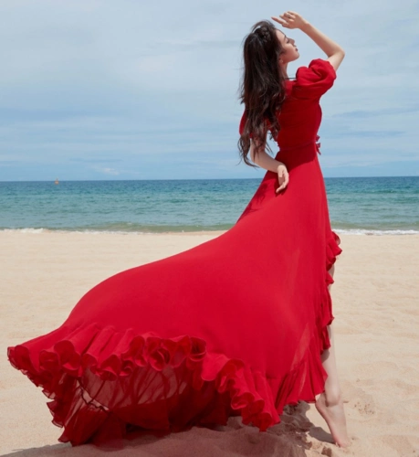 原创一袭红裙万种风情倪妮新剧造型太撩了吧
