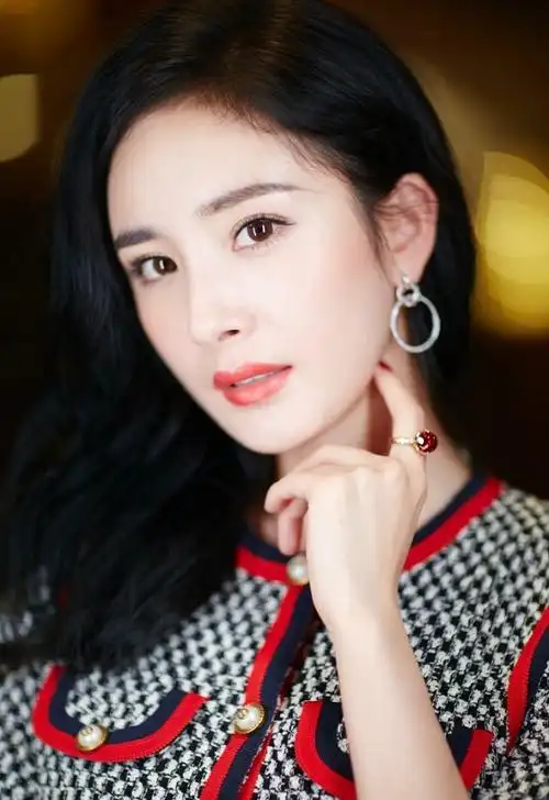 杨幂佩戴伯爵珠宝出席电影首映礼