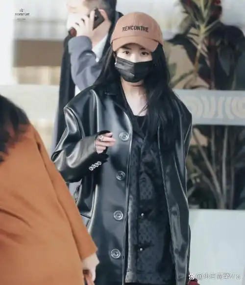 杨幂现身机场,皮衣靴子造型太美了!网友:是新鲜老婆啊