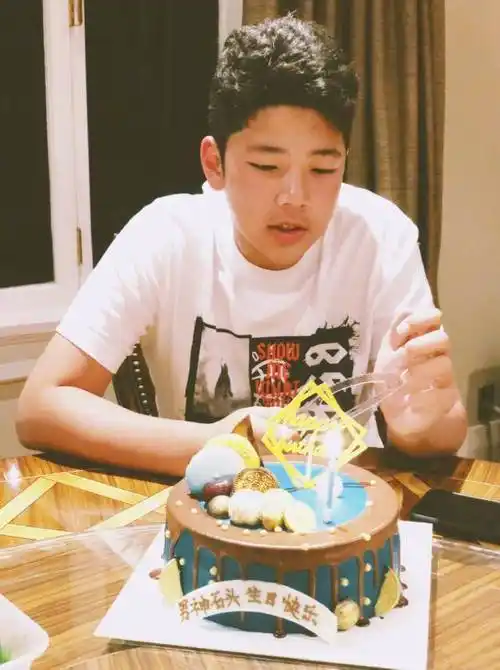 郭涛晒照为儿子庆生,15岁石头暴风抽高,身高已近一米八直追爸爸_李燃