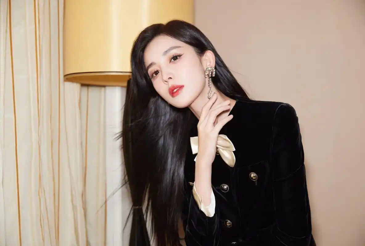 雪肤玉貌,亭亭玉立的#古力娜扎#  五官精致,身材高挑,修长美腿,性感