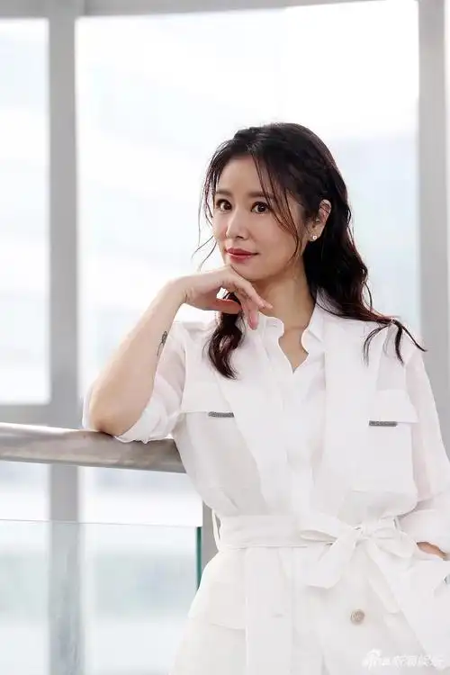 组图:44岁林心如白衣写真利落干练 自曝曾背台词背到心脏衰弱_高清
