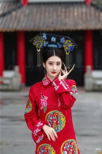 典型的清朝服饰,红色设计显示娇嫩,美艳,小巧.