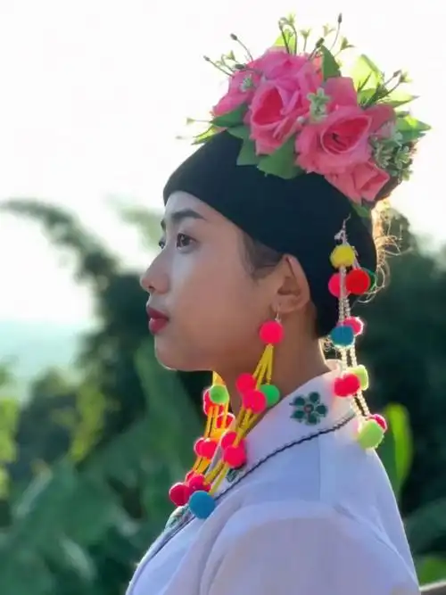 上的布朗族,有着鲜明的民族特点,至今仍然保留着传统特色民族服饰文化