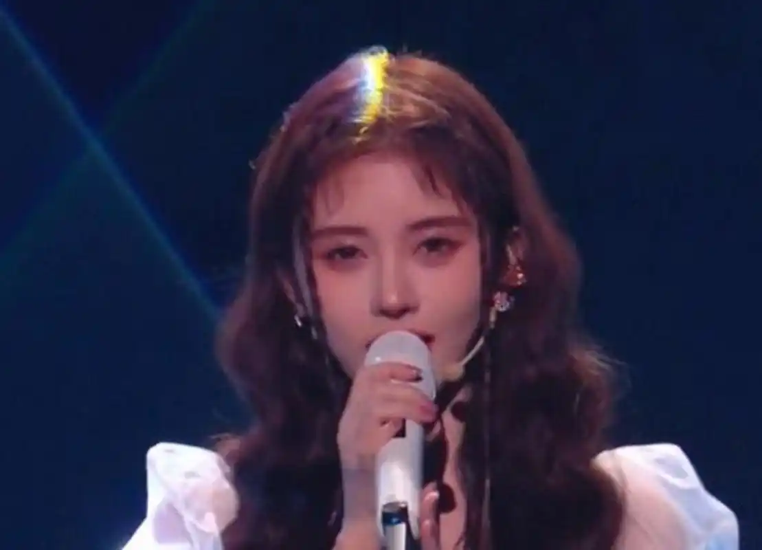 鞠婧祎在舞台上露出了她的胎毛刘海,这引起了很多网友的关注和热议.