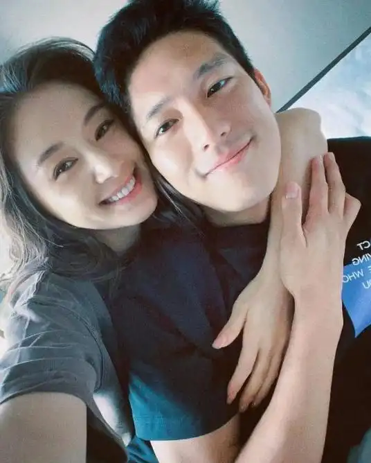 王子文前任吴永恩上海看展,获短发美女陪伴,女伴打扮时髦引关注