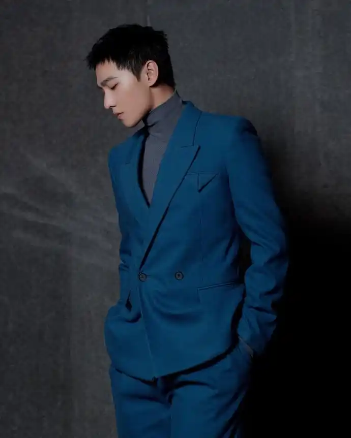 杨洋蓝色西装出席急先锋发布会寸头发型彰显绅士品格