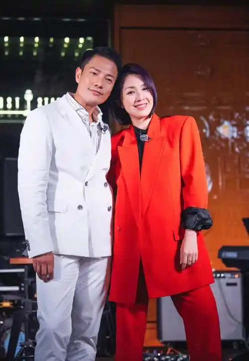 尽管青春不再,杨千嬅身材依旧是苗条如初,老公丁子高就更不用说了,两