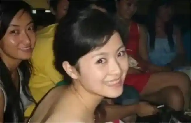 翻看沈腾老婆王琦的旧照,年轻的时候真的很漂亮,现在幸福胖也可可爱爱