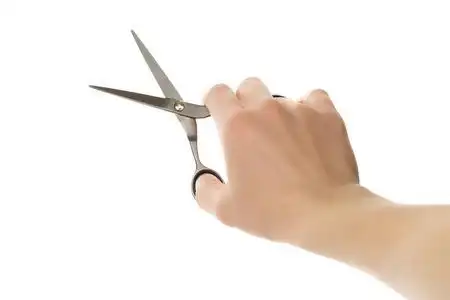 手中拿着剪刀剪头发上白色孤立照片