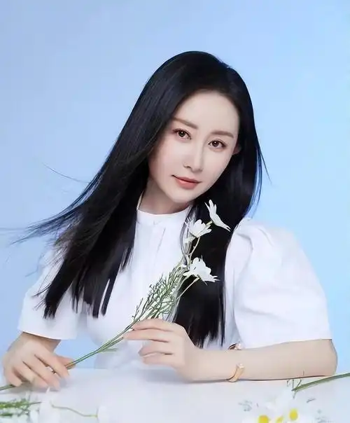 在年轻女演员中,舒畅无疑是一颗璀璨的明星,她的演技和成就均堪称翘楚