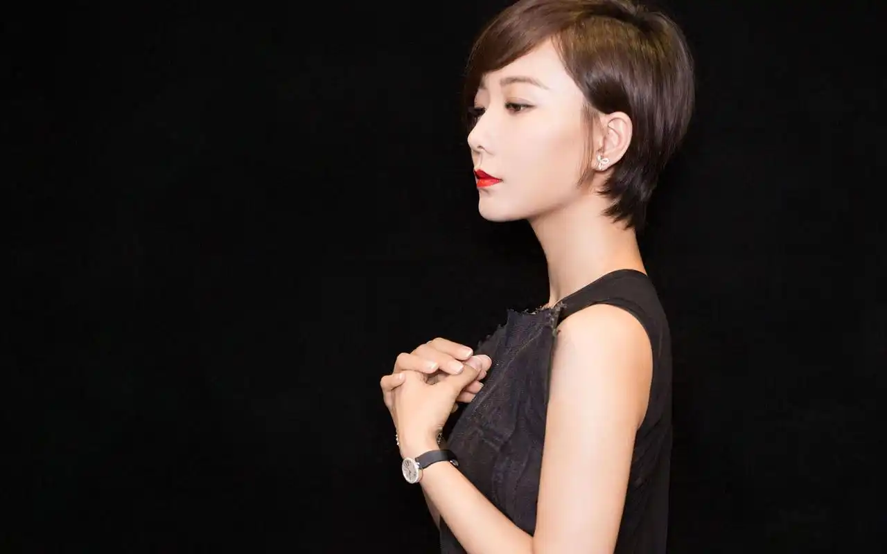 王珞丹清爽短发写真高清桌面壁纸