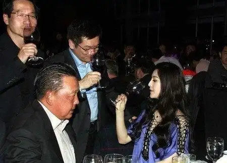 范冰冰惊曝"豪饮陪酒照" 蓝裙露玉臂搀大老板