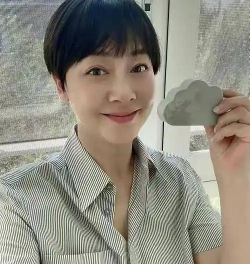 张卫健老婆罕见晒照,胖了一圈好富态,剪短发气质好温柔_造型_张茜