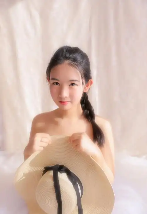 白纱长裙美女裸背性感艺术写真