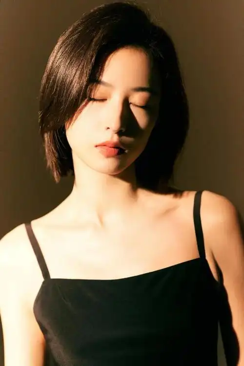 黑色短发发型女生韩范,女士黑色短发发型(是毛晓彤还是周雨彤)