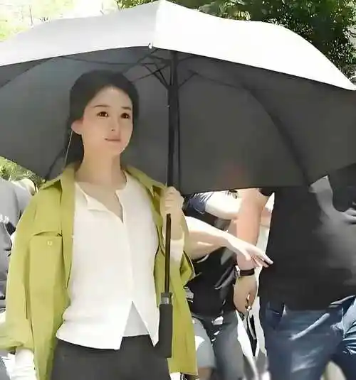 赵丽颖重庆拍戏引围观低调穿搭展露明星风采