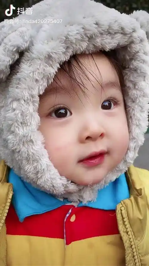 小可爱上线呆萌小屁孩女儿还好没在北方不然这下巴上的口水岂不是会