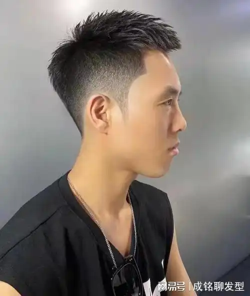 三款干练的男生短发,两边剪短中间打薄,精干利落又阳光帅气|发型|脸型