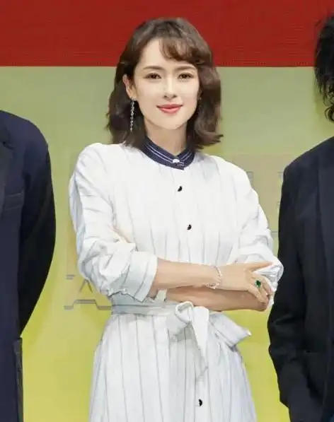 章子怡现身艺术节,韩式发型显年轻