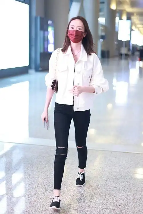 原创童瑶气质真不错,穿白衬衫配牛仔裤清爽时尚,戴贝雷帽俏皮灵动