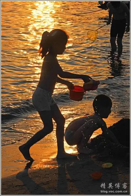 在 海边戏水,天真快活,无忧无虑,按下快门记录如下.