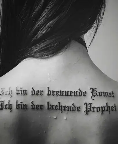 长发女生后背英文单词纹身图案