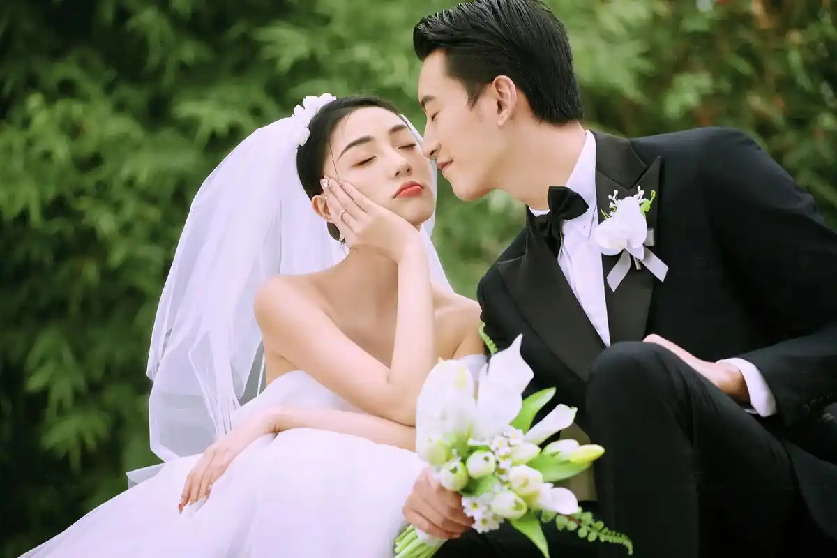 照进爱情的缝隙,相爱的两个人情绪自然流露,幸福的状态自然呈现 - 抖