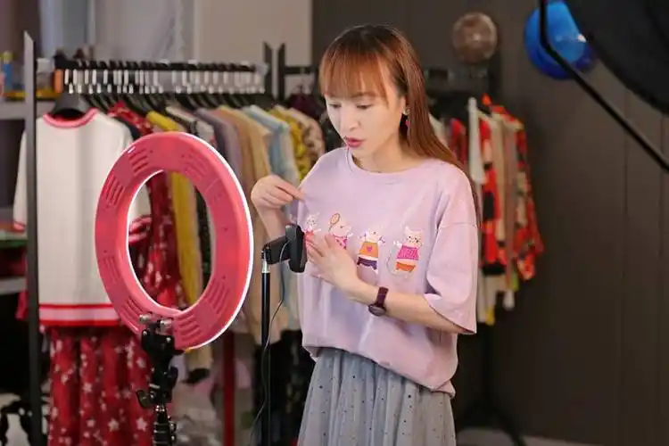 老板娘转型淘宝直播主播线下市场淡季成交翻40倍