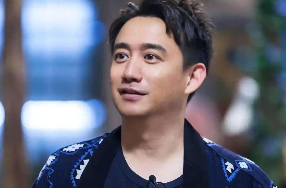 黄磊的父亲黄小立是中央戏剧学院毕业的话剧演员,从小就希望黄磊继承